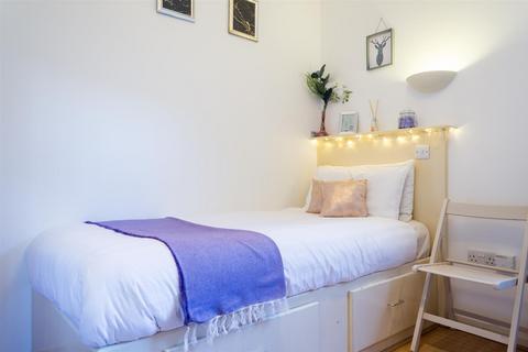 Studio to rent, Battersea Park Road, Battersea, SW11