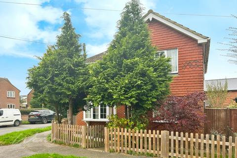 3 bedroom detached house to rent, Kent Close Paddock Wood TN12