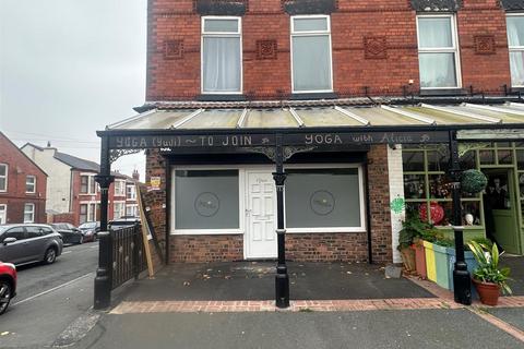 Retail property (high street) to rent, Seabank Road, Wallasey, CH45