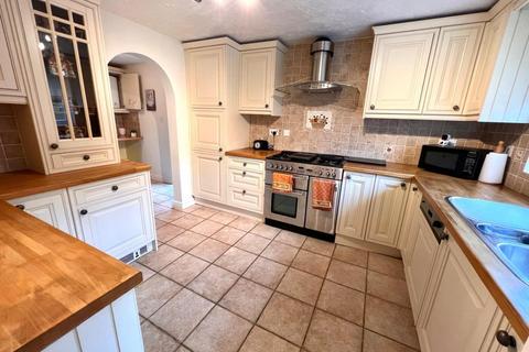 25 Camelot Way, Northampton, NN5 4BG