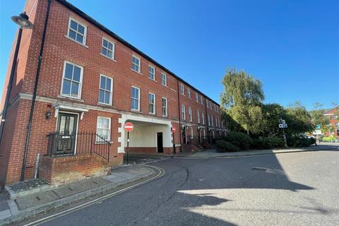 3 bedroom maisonette to rent, Surrey Street, Littlehampton BN17