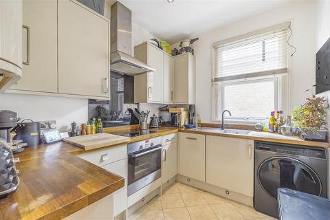 2 bedroom maisonette to rent, Auckland Road, Kingston Upon Thames KT1