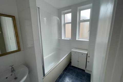 3 bedroom flat to rent, Lee Terrace , Blackheath SE3