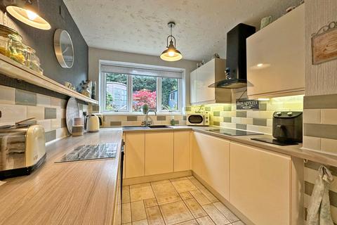 16 Banbery Drive, Wombourne, Wolverhampton, WV5 0AH