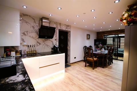 5 Cambrian Bar, Low Moor, Bradford, BD12 0EB