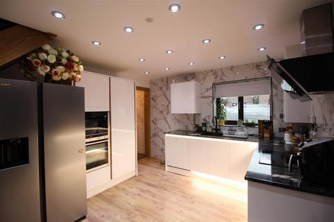 5 Cambrian Bar, Low Moor, Bradford, BD12 0EB