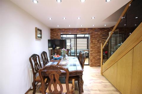 5 Cambrian Bar, Low Moor, Bradford, BD12 0EB