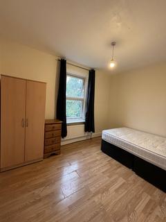 3 bedroom house to rent, Holly Park Road, Hanwell