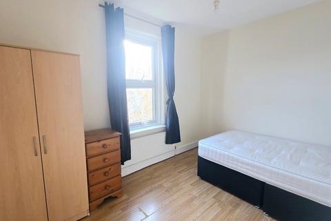 3 bedroom house to rent, Holly Park Road, Hanwell