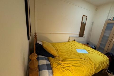 2 bedroom apartment to rent, D, Mile End Road, London, E1