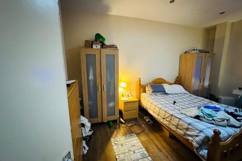 2 bedroom apartment to rent, D, Mile End Road, London, E1