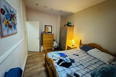 2 bedroom apartment to rent, D, Mile End Road, London, E1