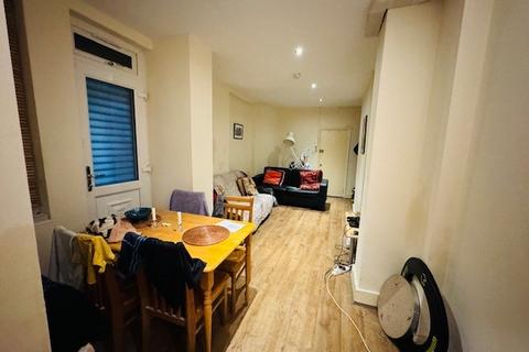 2 bedroom apartment to rent, D, Mile End Road, London, E1