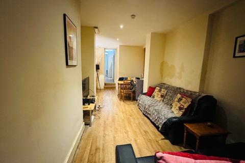 2 bedroom apartment to rent, D, Mile End Road, London, E1