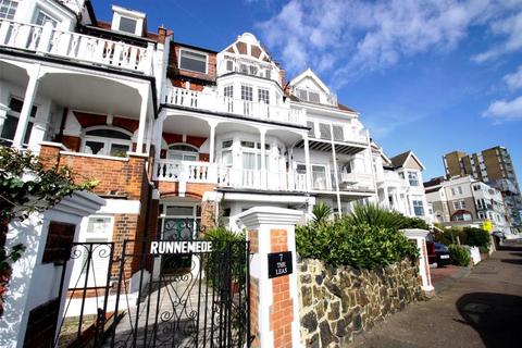 2 bedroom flat to rent, Runnemede, 7 The Leas, Westcliff On Sea