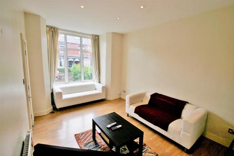 6 bedroom terraced house to rent, Brudenell View, Hyde Park, Leeds, LS6 1HG