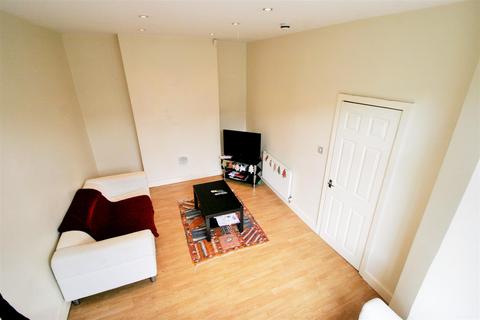 6 bedroom terraced house to rent, Brudenell View, Hyde Park, Leeds, LS6 1HG