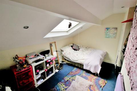 6 bedroom terraced house to rent, Brudenell View, Hyde Park, Leeds, LS6 1HG