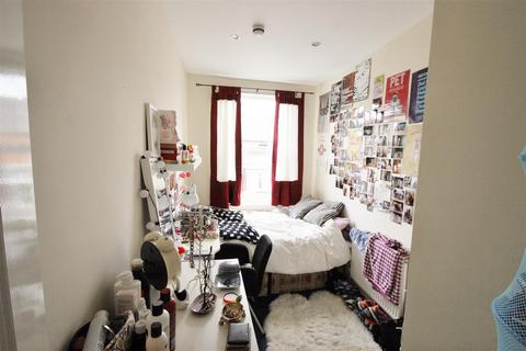 6 bedroom terraced house to rent, Brudenell View, Hyde Park, Leeds, LS6 1HG