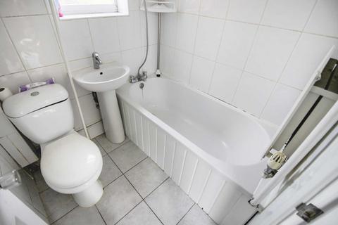 2 bedroom semi-detached house to rent, Chesford Road, Luton LU2