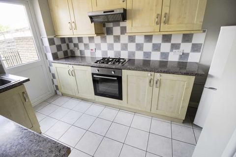 2 bedroom semi-detached house to rent, Chesford Road, Luton LU2