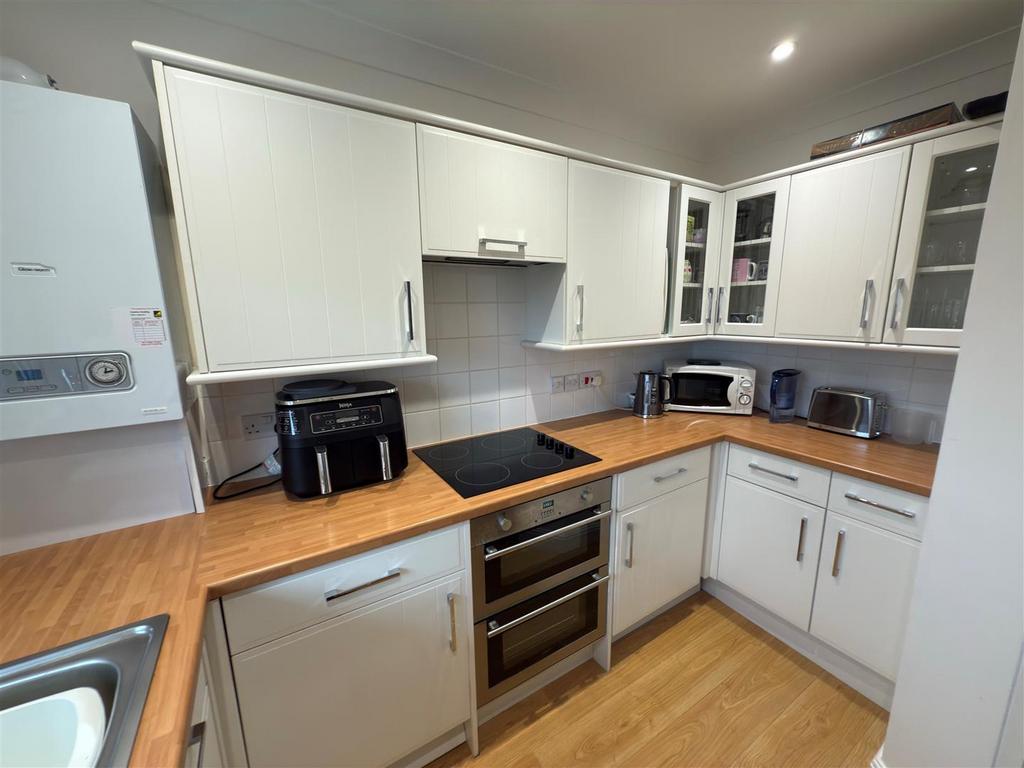 Kitchen 2.jpg