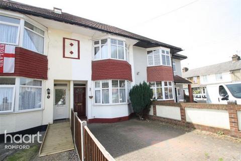 2 bedroom terraced house to rent, Lilliput Road, Romford