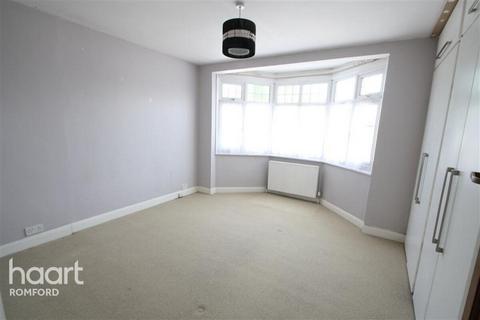 2 bedroom terraced house to rent, Lilliput Road, Romford
