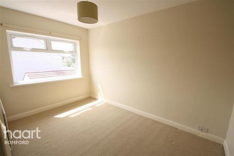 2 bedroom terraced house to rent, Lilliput Road, Romford
