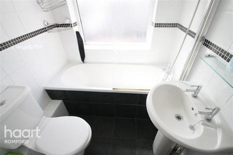 2 bedroom terraced house to rent, Lilliput Road, Romford