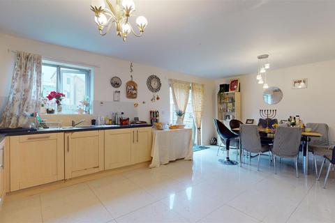 4 bedroom detached house for sale, Aran Court, Oakridge Park, Milton Keynes