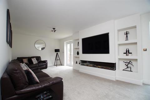 2 Gosling Close, Wanborough, Swindon, SN4 0FE