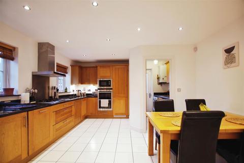 2 Gosling Close, Wanborough, Swindon, SN4 0FE