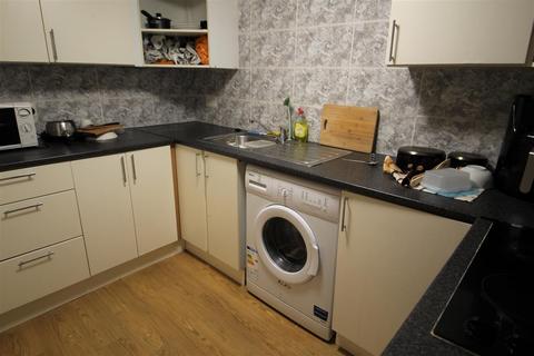 3 bedroom apartment to rent, Royal Park Terrace, Hyde Park, Leeds, LS6 1AH