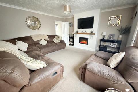 3 bedroom end of terrace house for sale, Sycamore Way, Carmarthen