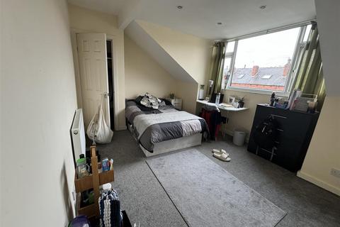 5 bedroom terraced house to rent, Newport Gardens, Burley, Leeds, LS6 3DA