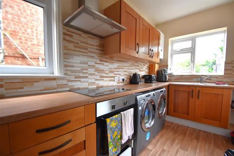 3 bedroom semi-detached house to rent, Parker Road, Hastings