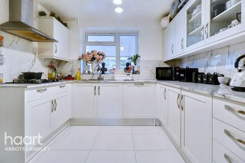 4 bedroom semi-detached house for sale, North Western Avenue, Watford