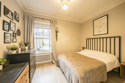 34 Rosehill, Hampton, TW12 2AB