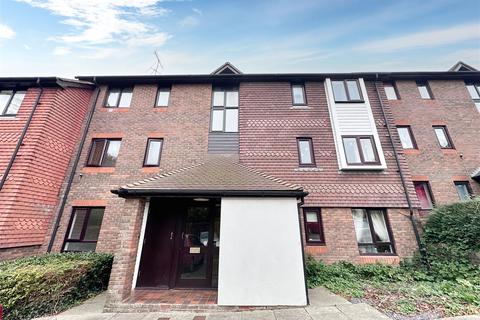 2 bedroom flat to rent, Woodhams Close, Battle