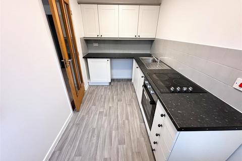 2 bedroom flat to rent, Woodhams Close, Battle