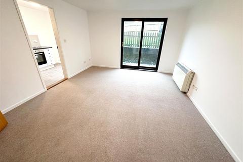 2 bedroom flat to rent, Woodhams Close, Battle