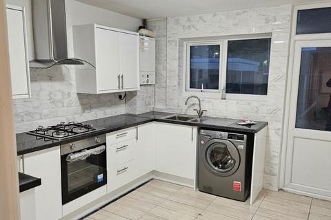 4 bedroom terraced house to rent, Tawney Road, London SE28