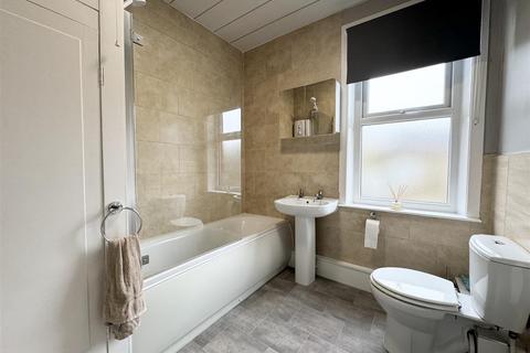 18 Albert Road, Clayton West, Huddersfield, HD8 9NL