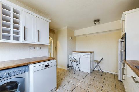 3 bedroom terraced house to rent, Quarles Close, Romford RM5