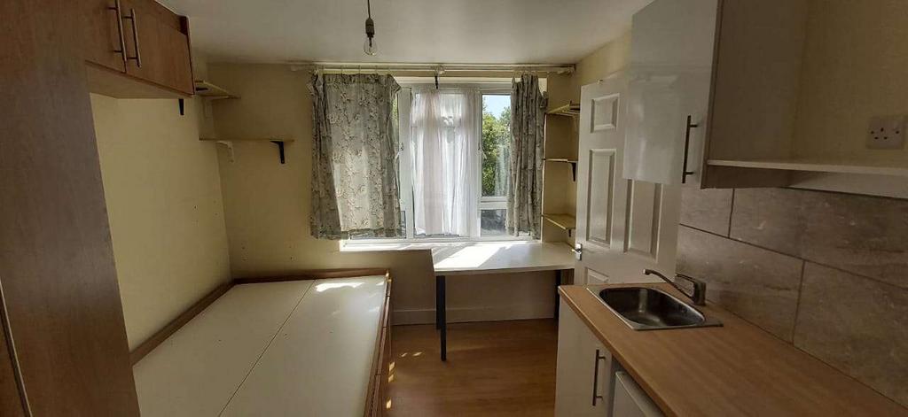 Studio flat to Let in South Harrow Available Now