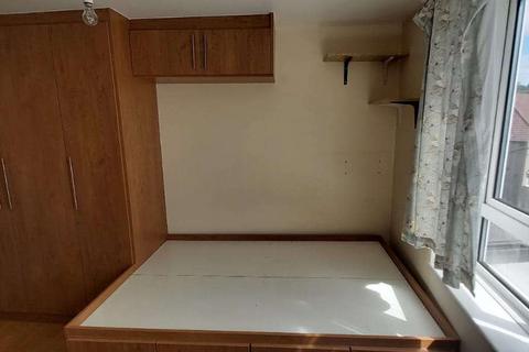 Studio to rent, South Harrow, HA2