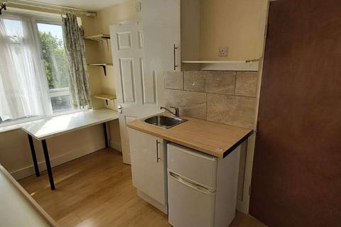 Studio to rent, South Harrow, HA2