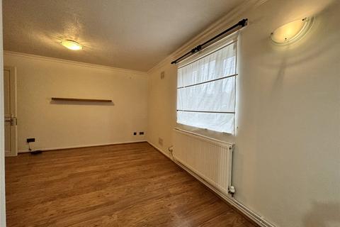 1 bedroom apartment to rent, Green Walk, Hampton, TW12