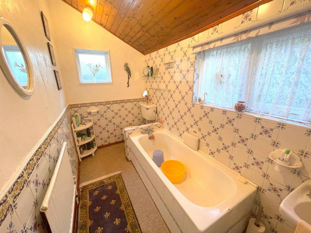 Bathroom a.jpg